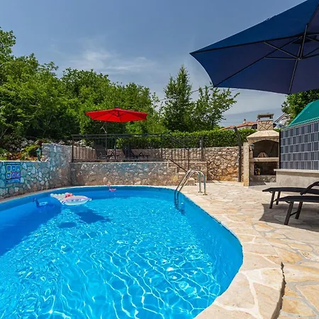 With A Private Swimming Pool, Garden & Bbq *