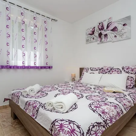 Apartamento With A Private Swimming Pool, Garden & Bbq Gostinjac
