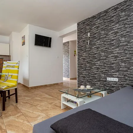 Apartamento With A Private Swimming Pool, Garden & Bbq Gostinjac