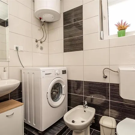 With A Private Swimming Pool, Garden & Bbq Apartment *