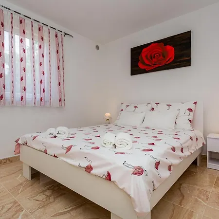 With A Private Swimming Pool, Garden & Bbq Apartamento Gostinjac