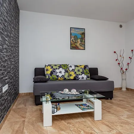 Apartamento With A Private Swimming Pool, Garden & Bbq Gostinjac