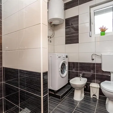 With A Private Swimming Pool, Garden & Bbq *