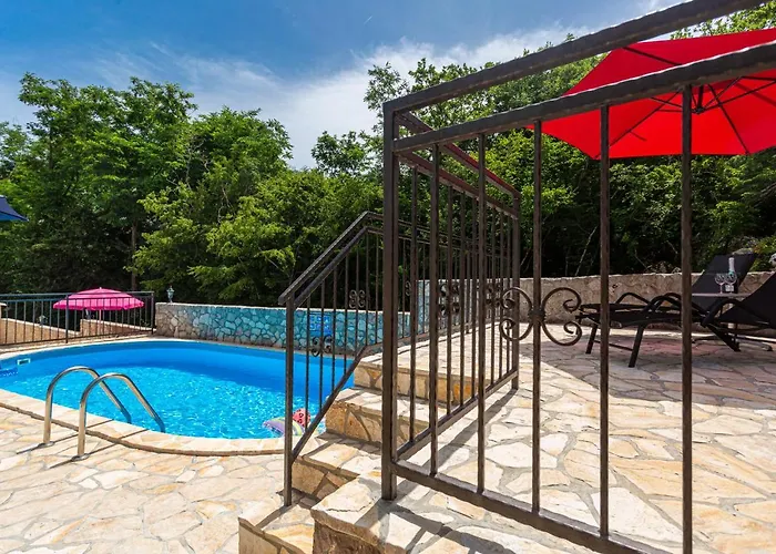 With A Private Swimming Pool, Garden & Bbq アパート *