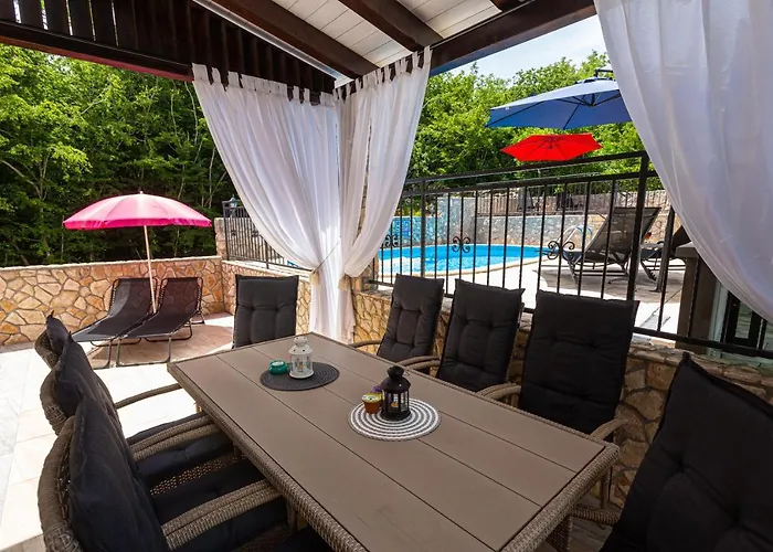 アパート With A Private Swimming Pool, Garden & Bbq Gostinjac