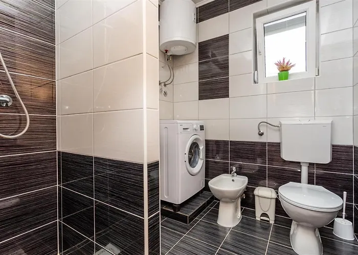 With A Private Swimming Pool, Garden & Bbq *