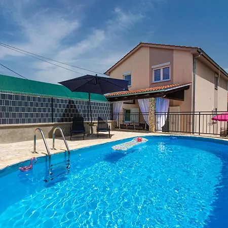 Apartmán With A Private Swimming Pool, Garden & Bbq *