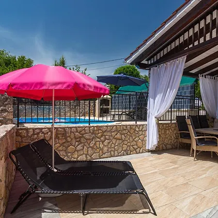 With A Private Swimming Pool, Garden & Bbq *