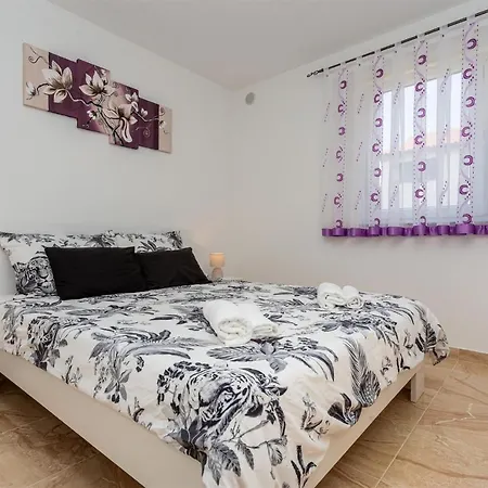 With A Private Swimming Pool, Garden & Bbq Gostinjac