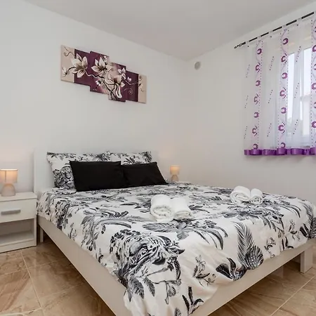 With A Private Swimming Pool, Garden & Bbq Apartmán