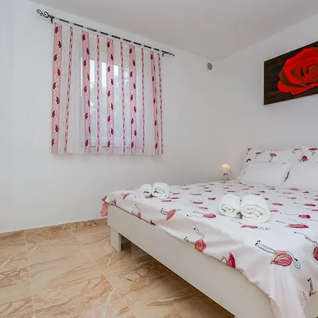 With A Private Swimming Pool, Garden & Bbq Apartmán