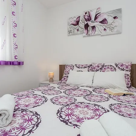 With A Private Swimming Pool, Garden & Bbq *