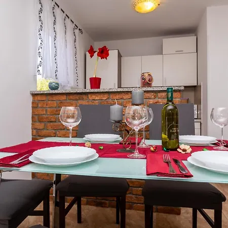 Apartmán With A Private Swimming Pool, Garden & Bbq *
