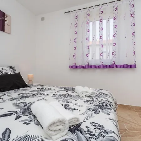 With A Private Swimming Pool, Garden & Bbq * Gostinjac