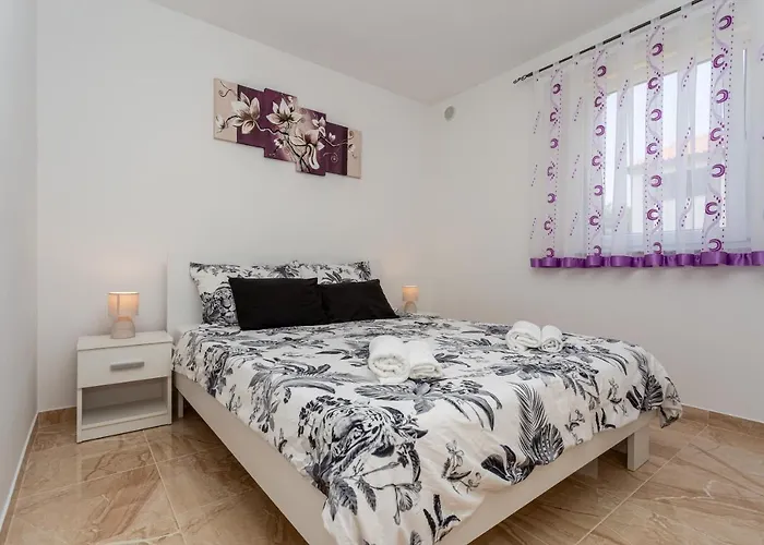 With A Private Swimming Pool, Garden & Bbq Apartament
