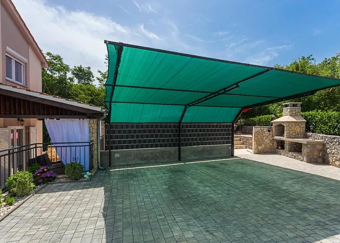 With A Private Swimming Pool, Garden & Bbq Apartament *