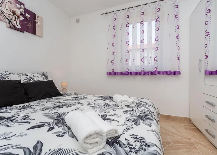 With A Private Swimming Pool, Garden & Bbq * Gostinjac