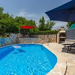 With A Private Swimming Pool, Garden & Bbq *