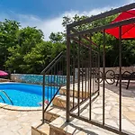 With A Private Swimming Pool, Garden & Bbq Lägenhet *