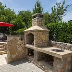 With A Private Swimming Pool, Garden & Bbq Lägenhet Gostinjac
