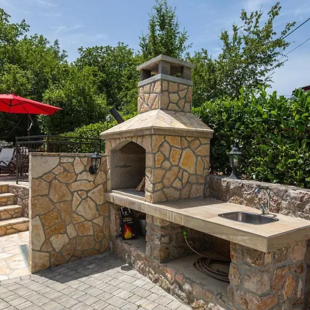 With A Private Swimming Pool, Garden & Bbq شقة Gostinjac
